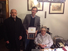 Entrega de placa conmemorativa a Mar�a Balduciel